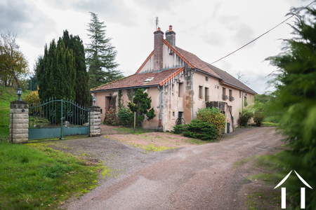 Maison vue du chemin d'accès