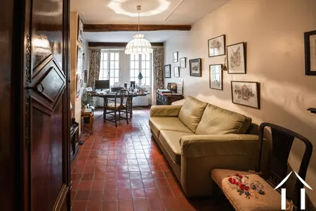 Bureau à l'entresol. Le canapé est convertible. Belles tomettes anciennes