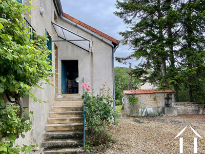 Escalier extérieur. Sur le palier, porte de la tour donnant accès à l'étage