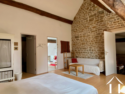 2ème niveau, chambre 4/chambre d'hôte, autre vue. 1ère porte à g. vers le dressing, 2ème porte vers la salle d'eau/wc