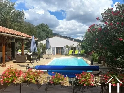 Villa de plain-pied avec piscine, annexes et joli jardin  Ref # 09-6843