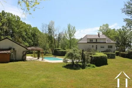 Grande maison familiale avec gîte, piscine et 1,5 ha de terrain Ref # MW5458L 