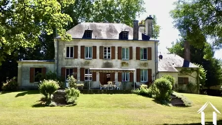 Maison de maitre avec parc de 2ha et dépendances Ref # LB5600N