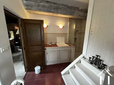 Salle d'eau avec WC près de la chambre principale