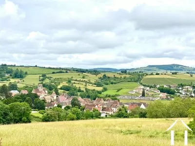 Couches et les Côtes du Couchois. Le mont Rome-Château culmine à 543m
