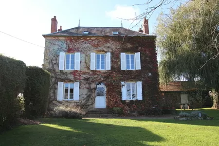 Maison charmante avec une petite forêt à vendre près de Nevers. Ref # LB5561N
