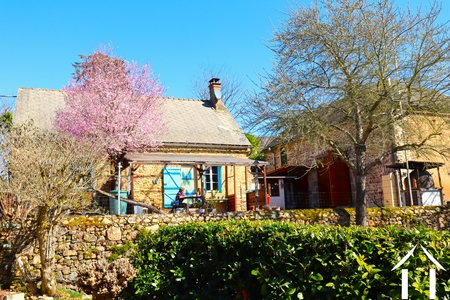 Maison en pierre avec grange et mini camping dans une magnifique vallée du Morvan. Ref # CVH5580L 