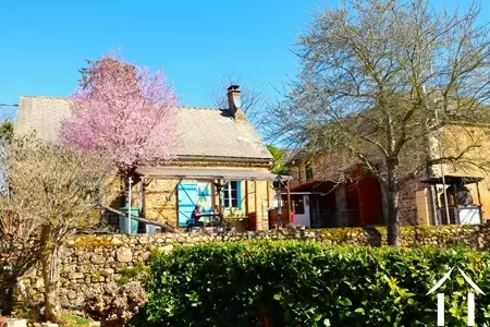 Maison en pierre avec grange et mini camping dans une magnifique vallée du Morvan. Ref # CVH5580L