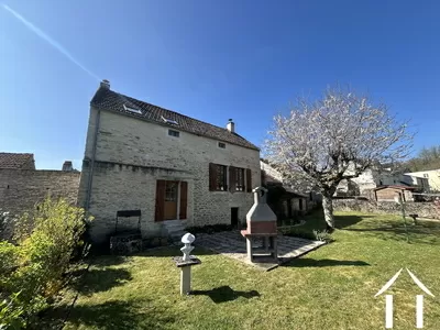 Charmante maison en pierre en parfait état avec joli jardin Ref # bh5582H 