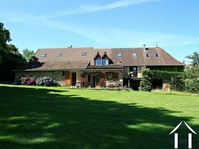 Grand maison de campagne, terrain, piscine et grange, sud bourgogne. Ref # JDP5589S