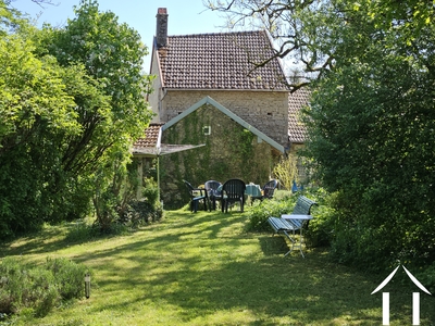 Vue du jardin sur la maison.