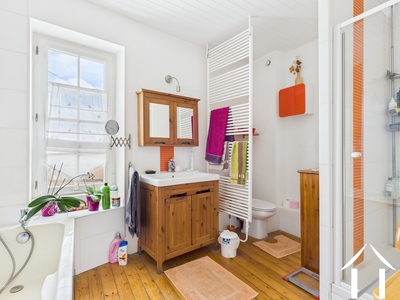 Salle de bain au niveau 1 avec douche, baignoire et toilettes