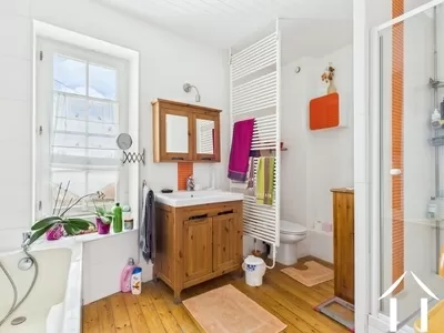 Salle de bain au niveau 1 avec douche, baignoire et toilettes