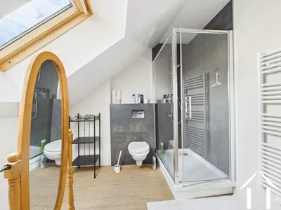 Salle de douche avec toilettes - niveau 2