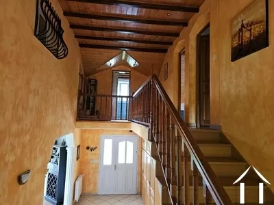 Escalier menant à la galerie et aux chambres à l'étage supérieur