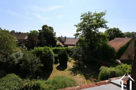 Vue de la fenêtre de la chambre, au fond le Morvan