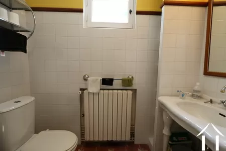 Maison 2 : salle de douche avec toilettes et chaudière