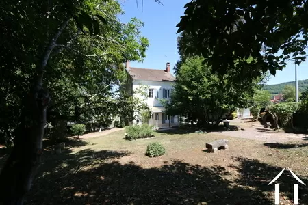 Maison vue du haut du jardin