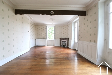 Grand salon avec balcon