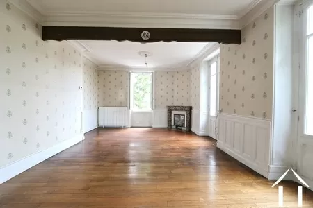 Grand salon avec balcon