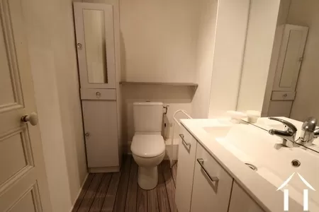 Toilettes et lavabo à l'étage
