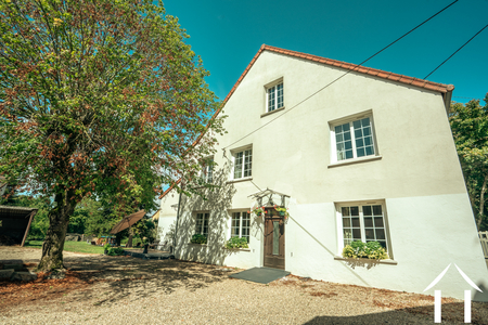 Grande maison familiale a Dennevy, avec dependances Ref # BH5621D 