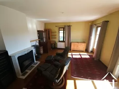 Salon avec cheminée et accès à la terrasse-balcony