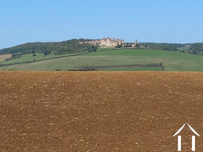 Vue du jardin sur le village médiéval du Château de Chateauneuf en Auxois