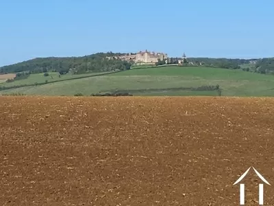 Vue du jardin sur le village médiéval du Château de Chateauneuf en Auxois