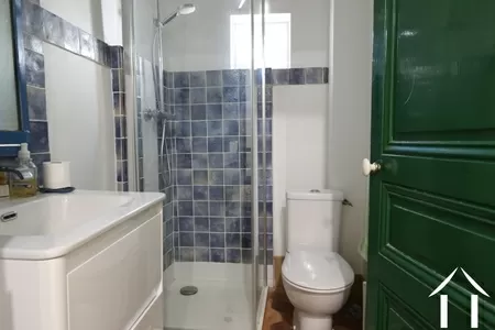 salle de douche au 1er étage avec toilettes