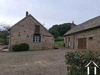 Vue latérale de la maison/accès au grenier