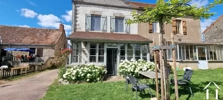 Charmante maison mitoyenne entièrement rénovée Ref # CR5619BS