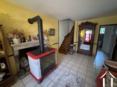 Salon met grote houtkachel