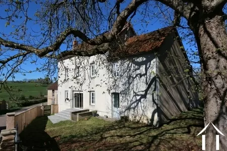 Maison haute avec des granges et un jardin