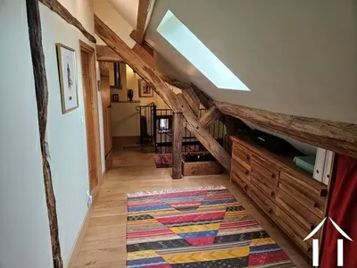 Hall de l'étage supérieur reliant les deux chambres et la salle de bain