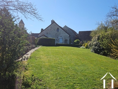 Vue du jardin sur la maison au printemps