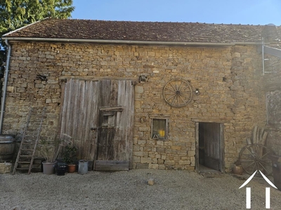 Bâtiment de grange et d'écurie dans la cour