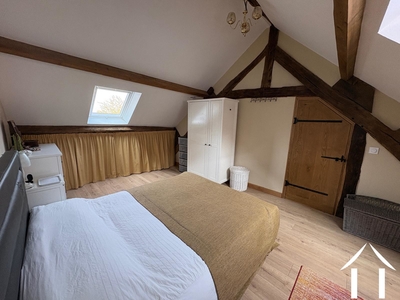 Chambre principale avec poutres apparentes