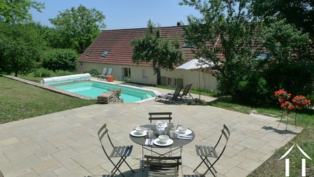 Grand jardin avec piscine