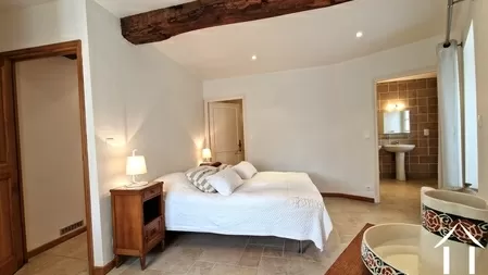 Chambre avec salle de bain attenante et dressing