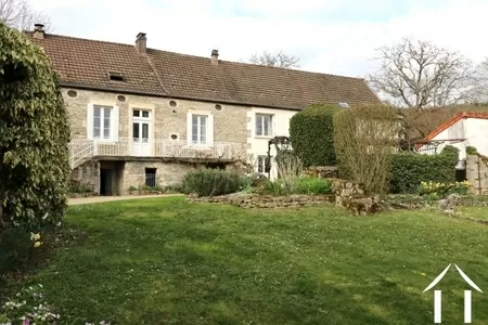 Jardin avant avec maison familiale