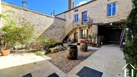 Un micro-domaine avec une maison comprenant 2 appartements Ref # CR5657BS 