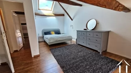 Chambre principale du logement à l'étage