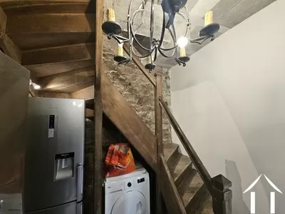 Escaliers vers le sous-sol et cave à vin