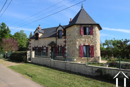 Maison en pierre étonnante  Pleine de charme et de potentiel Ref # LB5669N 