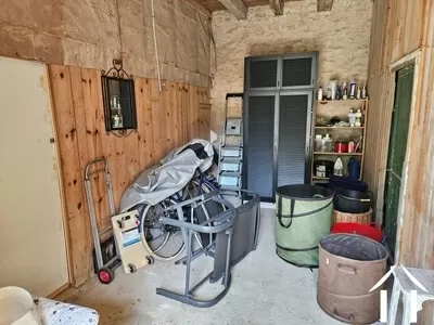 À l'intérieur de la grange 1  3 sections