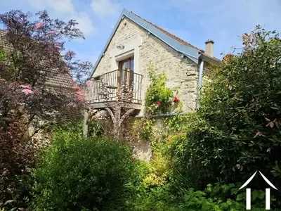 Vue du jardin sur le balcon de la chambre