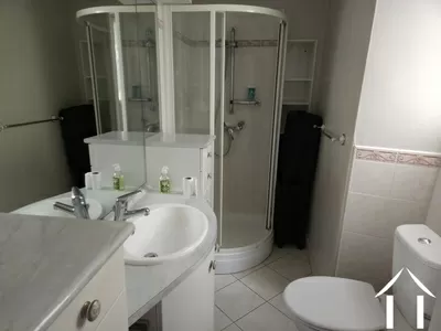 Salle de douche attenante à la chambre