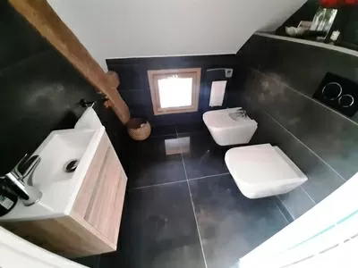 Toilettes de la suite principale, bidet et lavabo