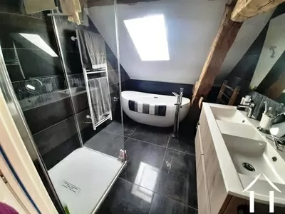 Salle de bain avec baignoire, douche et doubles lavabos